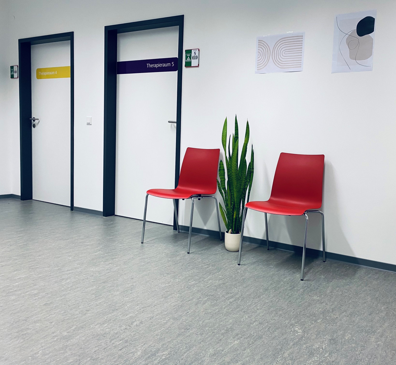 Das Bild zeigt den Wartebereich vor den Therapieräumen der logopädischen Ambulanz.
